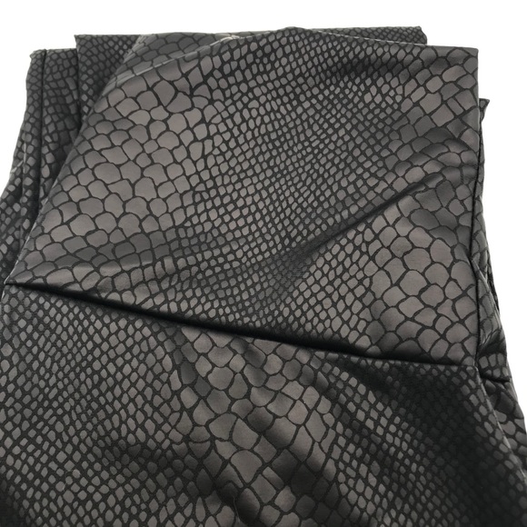 Snakeskin Pattern Embossed Leggings Black - Picture 6 of 7